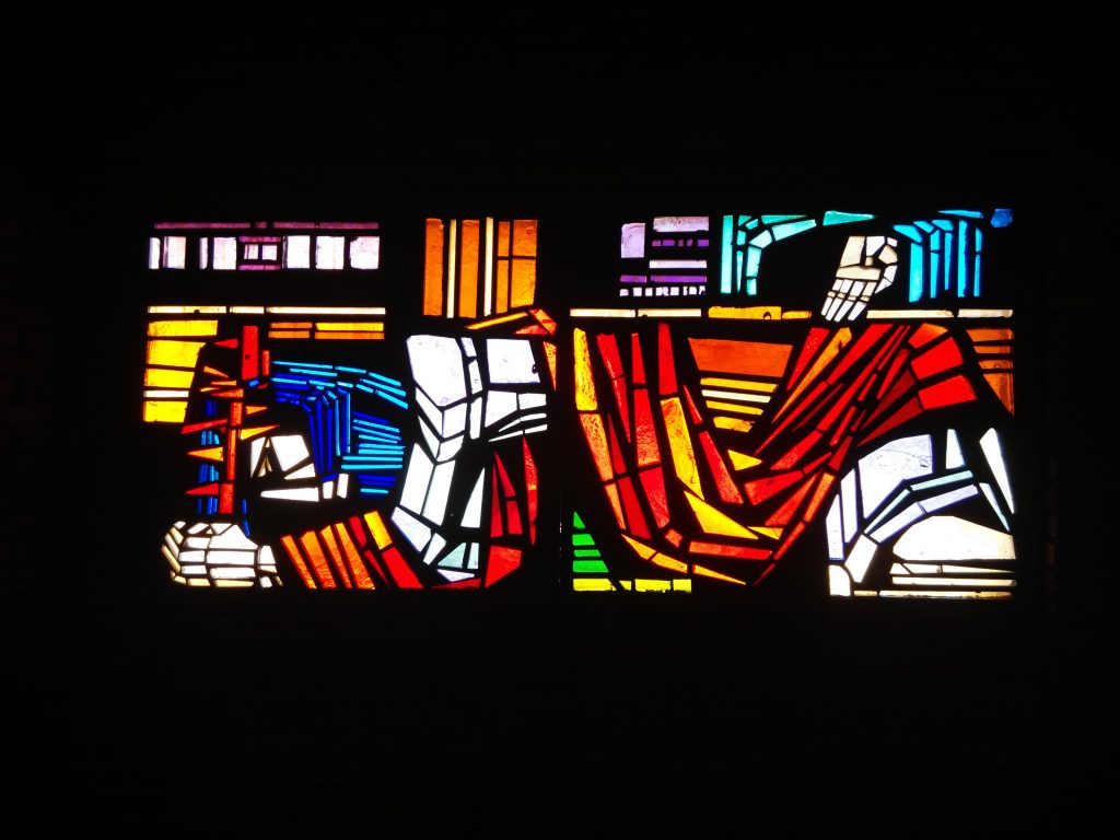 Jesús cae por tercera vez - IX (vidriera de hormigón, Iglesia de San Pedro de Rectivía)