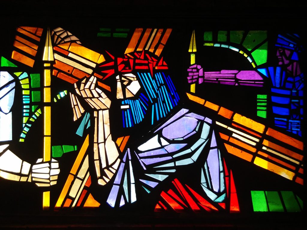 Jesús carga con la Cruz - II (vidriera en la parroquia de San Pedro, en el barrio de Rectivía de Astorga)