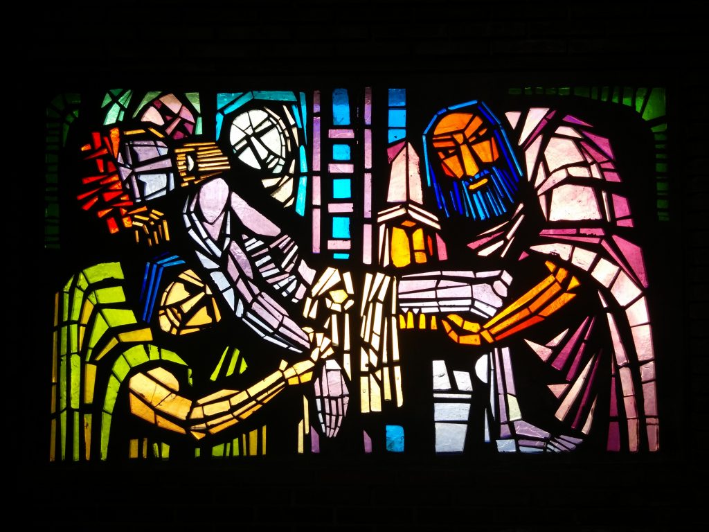 Jesús es bajado de la cruz y entregado a su madre - XIII (vidriera de hormigón en la Iglesia de San Pedro de Rectivía)
