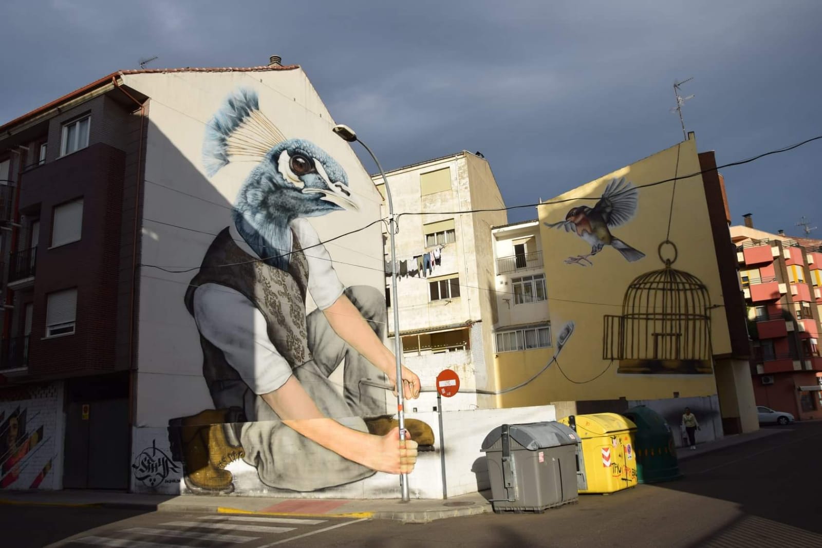 Hombre pájaro, obra de SFHIR en la calle Pradillo de La Bañeza