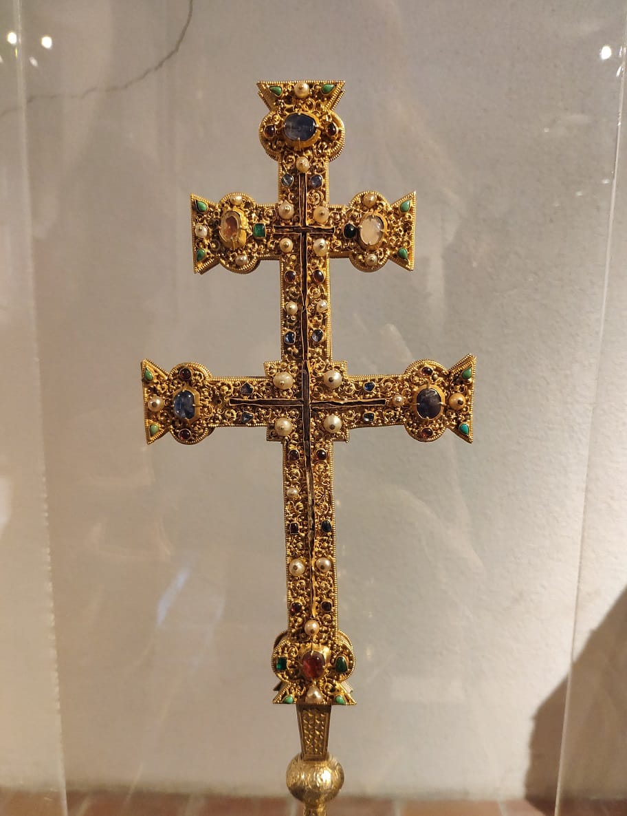 Cruz de dos brazos en chapa de oro de ley ricamente decorada con perlas y piedras preciosas