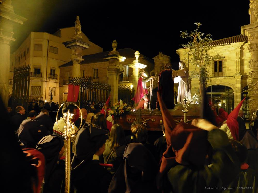 Nocna procesja podczas Wielkiego Tygodnia w Astorga