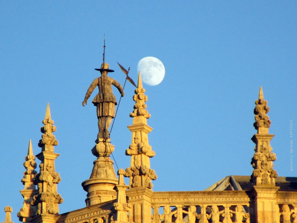 西班牙阿斯托尔加大教堂顶上的雕像