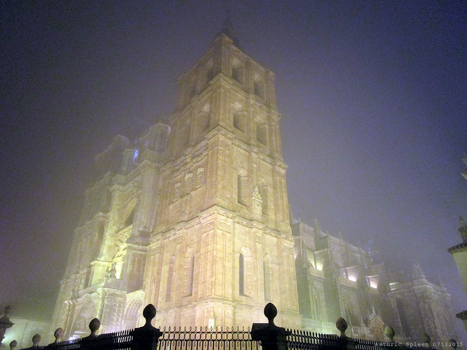 La cathédrale d'Astorga par temps brumeux