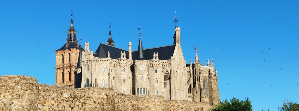 Muur, bisschoppelijk paleis en een van de torens van de kathedraal van Astorga (Spanje)