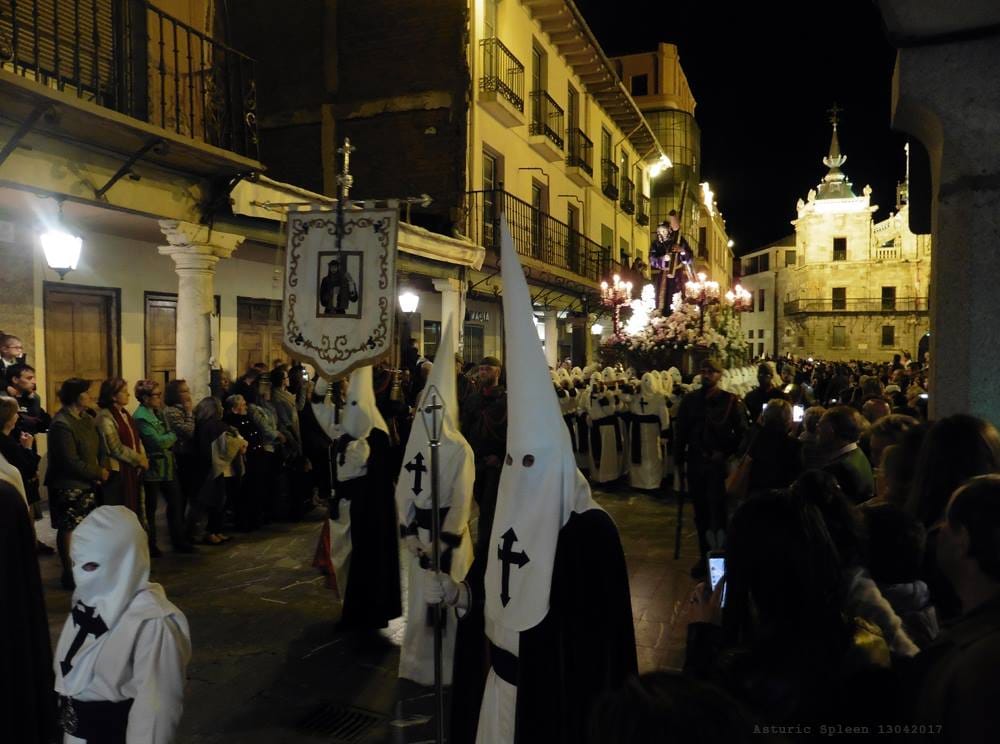 Nächtliche Prozession in der Karwoche in Astorga (Spanien)