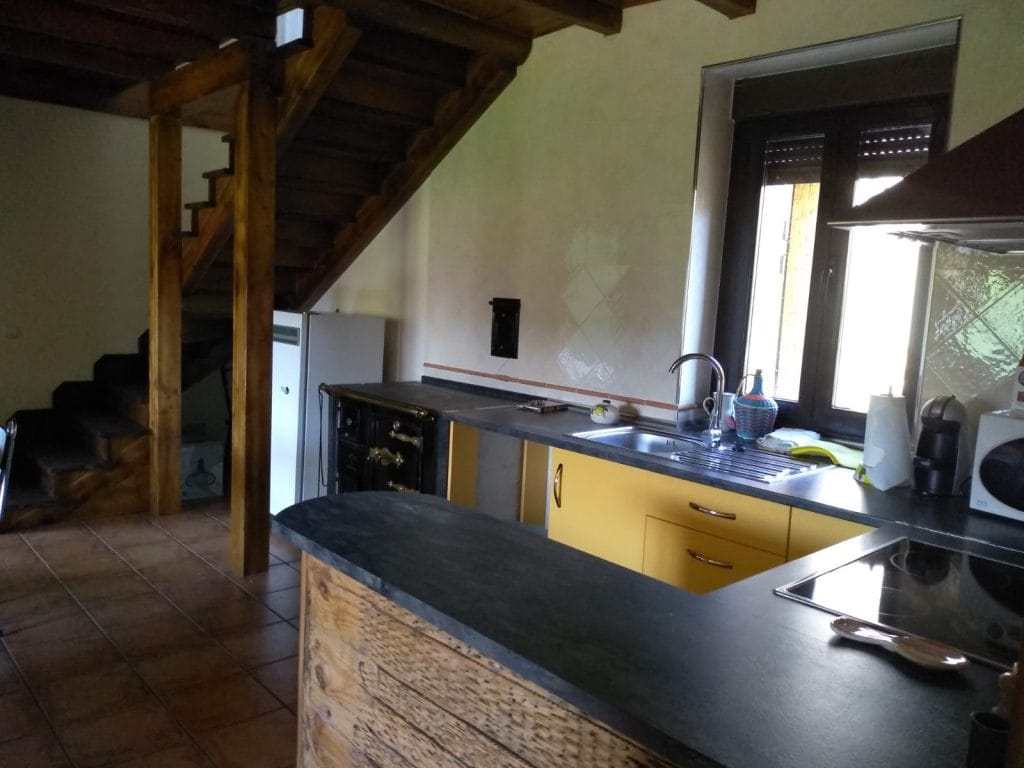Cocina luminosa y equipada de Casa Valdequiruelo
